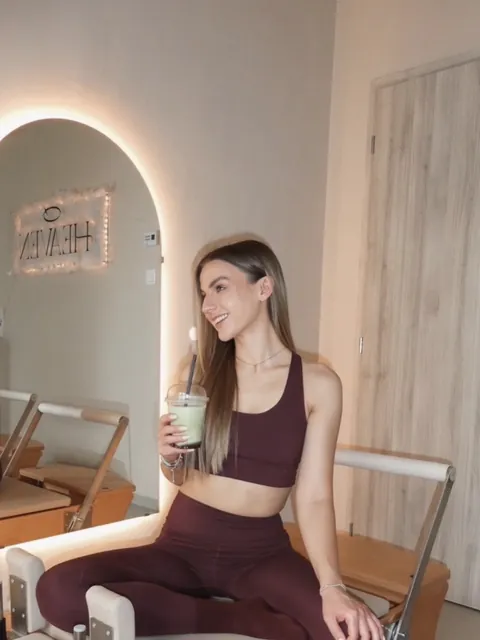Fanni, a Heaven Pilates Studio oktatója mosolyogva, a boltíves tükör előtt